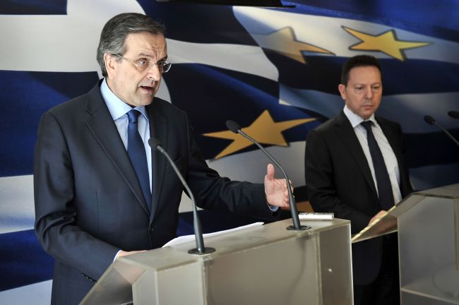 Greek Prime Minister Antonis Samaras (left) and Finance Minister Yiannis Stournaras speak to the press at the Finance Ministry after marathon talks with envoys of international lenders in Athens on Tuesday.   AFP-Yonhap