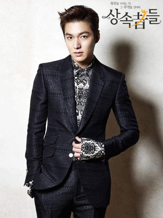 이민호(탤런트/영화배우)
이민호와 김수현, 장근석, 김우빈, 이종석이 중국 TV 시청자들이 가장 사랑하는 남자 한류스타 배우로 꼽혔다. ‘별에서 온 그대’와 ‘상속자들’ 등 최근 한국 드라마의 인기가 중국내에서도 치솟는 가운데 중국에서 다시 점화된 한류를 타고 남자 톱스타배우들이 현지팬들의 뜨거운 환호를 끌어내고 있다.