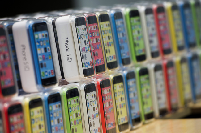 Apple Inc.’s iPhone 5C devices are displayed at the company’s store in Palo Alto, California.   Bloomberg