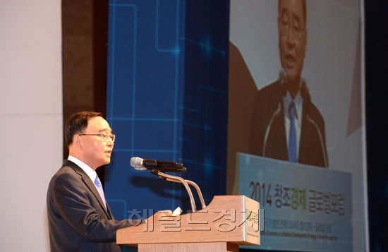 정홍원(국무총리/전변호사/대한민국국무총리)
19일 오전 서울 중구 소공동 롯데호텔에서 열린 ‘2014 창조경제 글로벌 포럼’ 개막식에 참석한 정홍원 국무총리가 축사를 하고 있다.