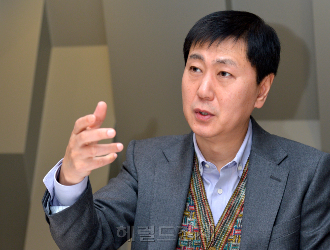 정기호(기업인/나스미디어대표)
‘미디어렙’사업으로 지난해 코스닥에 상장한 나스미디어는 올해 월드컵 등 대형 이벤트를 앞두고 모바일 광고시장을 집중 공략한다는 계획이다. 점차 커지고 있는 모바일 광고시장을 선점해 실적 개선폭을 키워 갈 것으로 기대된다.
