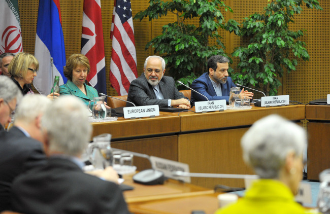 <YONHAP PHOTO-1802> (140318) -- VIENNA, March 18, 2014 (Xinhua) -- Delegates attend the new round of nuclear talks in Vienna, Austria, March 18, 2014. Iran and the P5+1 group, namely the United States, Britain, France, China, Russia and Germany, began the new round of talks on Tuesday. (Xinhua/Qian Yi)/2014-03-18 21:37:15/ <저작권자 ⓒ 1980-2014 ㈜연합뉴스. 무단 전재 재배포 금지.>
Delegates attend the new round of nuclear talks in Vienna, Austria, Tuesday.   Xinhua-Yonhap