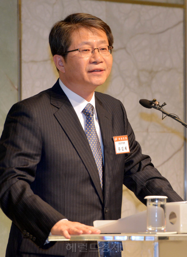 류길재(장관/전교수/통일부장관)
우크라이나 동부 주민투표로 크림반도에 다시 휘날리게 될 러시아의 깃발은 흑해 연안뿐 아니라 한국 외교에도 불안한 그늘을 드리우고 있다. 천연가스 등 에너지 권력을 쥐고 있는 러시아의의 막가파 식 행동에 맞서고 있는 미국에 힘을 실어주기 위해 일본은 제재 동참으로 힘을 보탰지만, 미국과의 가치동맹을 실현하겠다던 한국은 정작 러시아와의 직접 접촉에서 우크라이나 사태에 대해 제대로 된 언급조차 못했다.