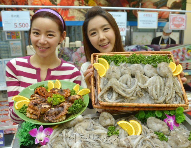 롯데마트는 16일 오전 알이 꽉 찬 ‘국산 주꾸미(100g)’를 26일 까지 롯데마트 전 매장에서 시세보다 20%가량 저렴한 2,480에 판매를 한다.
특히, 봄철에 잡히는 주꾸미는 알이 꽉 차 있고, 주꾸미 말의 경우 ‘주꾸미의 밥'으로도 불리며 봄철 별미로 알려져 있다.