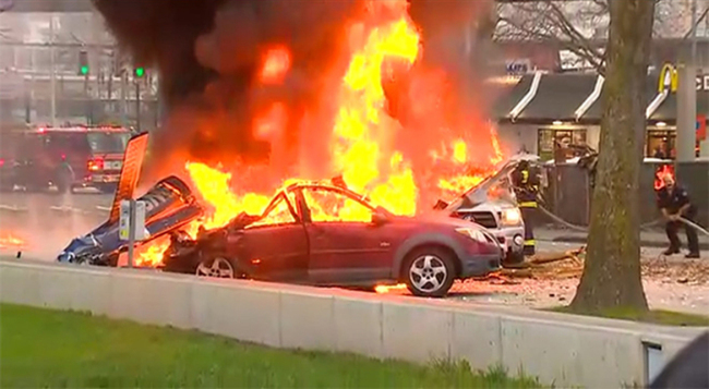 In this image made from video provided by KOMO-TV, flames and smoke rise from the scene of a news helicopter crash outside the KOMO-TV studios near the space needle in Seattle on Tuesday.   AP-Yonhap
