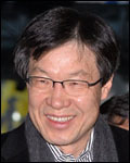 권오준(기업인/포스코사장)
권오준<사진> 회장을 비롯한 포스코 임원 전원이 이달부터 기본급의 최대 30%를 반납한다. 위기 극복과 조직 혁신의 의지를 다지기 위해 임원들이 자발적으로 급여 일부를 반납하기로 했다.