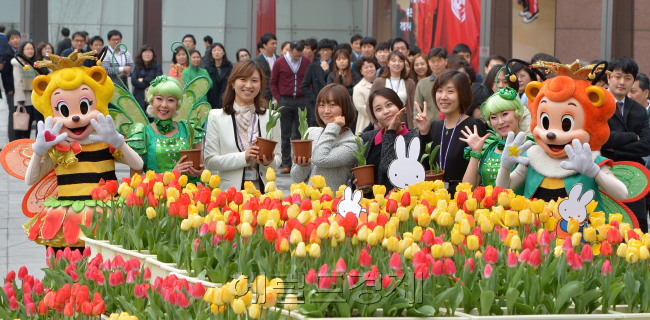 에버랜드 관계자들이 튤립축제를 이틀 앞둔 19일 서울 중구 태평로 삼성생명 빌딩 앞에서 시민들에게 튤립 화분을 나눠주고 있다.
2014 에버랜드 튤립 축제는 120만 송이의 봄꽃들과 함께 네덜란드 대표 캐릭터 미피(Miffy)를 테마로 한 미피의 즐거운 정원 등 다양한 즐길거리가 마련됐으며 오는 21일부터 내달 27일까지 열린다.