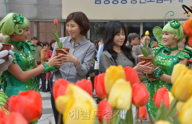 에버랜드 관계자들이 튤립축제를 이틀 앞둔 19일 서울 중구 태평로 삼성생명 빌딩 앞에서 시민들에게 튤립 화분을 나눠주고 있다.
2014 에버랜드 튤립 축제는 120만 송이의 봄꽃들과 함께 네덜란드 대표 캐릭터 미피(Miffy)를 테마로 한 미피의 즐거운 정원 등 다양한 즐길거리가 마련됐으며 오는 21일부터 내달 27일까지 열린다.