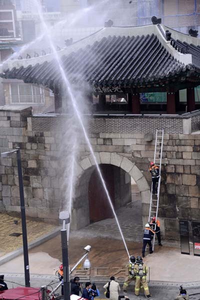 서울 중구청이 중부소방서와 함께 19일 오후 광희문 앞에서 문화재 화재 초기 대응 및 진화를 위한 합동소방훈련을 실시하고 있다.