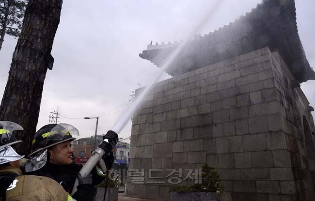 서울 중구청이 중부소방서와 함께 19일 오후 광희문 앞에서 문화재 화재 초기 대응 및 진화를 위한 합동소방훈련을 실시하고 있다.
박해묵기자mook@heraldcorp.com