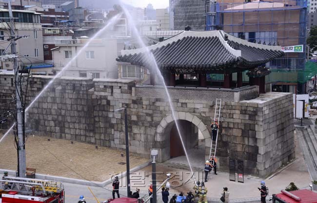 서울 중구청이 중부소방서와 함께 19일 오후 광희문 앞에서 문화재 화재 초기 대응 및 진화를 위한 합동소방훈련을 실시하고 있다.
박해묵기자mook@heraldcorp.com
