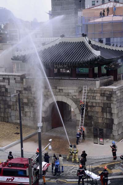 서울 중구청이 중부소방서와 함께 19일 오후 광희문 앞에서 문화재 화재 초기 대응 및 진화를 위한 합동소방훈련을 실시하고 있다.