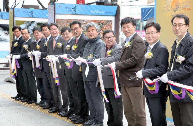 한국사진기자협회와 K-water는 세계 물의 날 기념 사진전 ‘생명을 위한 물'을 19일부터 31일까지 세종문화회관 앞에서 개최한다. 이번 사진전은 전국의 사진기자들이 국내외 취재 현장에서 만난 소중한 물 사진들을 공모하여 출품된 400여 작품들 중 102점을 선정하여 전시한다. 오른쪽 다섯 번째부터 대상 수상자 한겨레 김봉규 기자, 홍인기 한국사진기자협회 회장, 한규범  K-water 경영지원본부장, 박종률 한국기자협회 회장 등 각 사 사진부장들이 테이프 커팅을 하고 있다.<br />사진공동취재단
한국사진기자협회와 K-water는 세계 물의 날 기념 사진전 ‘생명을 위한 물'을 19일부터 31일까지 세종문화회관 앞에서 개최한다. 이번 사진전은 전국의 사진기자들이 국내외 취재 현장에서 만난 소중한 물 사진들을 공모하여 출품된 400여 작품들 중 102점을 선정하여 전시한다. 오른쪽 다섯 번째부터 대상 수상자 한겨레 김봉규 기자, 홍인기 한국사진기자협회 회장, 한규범  K-water 경영지원본부장, 박종률 한국기자협회 회장 등 각 사 사진부장들이 테이프 커팅을 하고 있다.
사진공동취재단
한국사진기자협회와 K-water는 세계 물의 날 기념 사진전 ‘생명을 위한 물'을 19일부터 31일까지 세종문화회관 앞에서 개최한다. 이번 사진전은 전국의 사진기자들이 국내외 취재 현장에서 만난 소중한 물 사진들을 공모하여 출품된 400여 작품들 중 102점을 선정하여 전시한다. 오른쪽 다섯 번째부터 대상 수상자 한겨레 김봉규 기자, 홍인기 한국사진기자협회 회장, 한규범  K-water 경영지원본부장, 박종률 한국기자협회 회장 등 각 사 사진부장들이 테이프 커팅을 하고 있다.
사진공동취재단