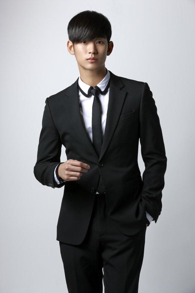 김수현(탤런트/영화배우)
천송이와 도민준이 13억 시청자들 앞에 함께 선다. 이르면 내주부터 촬영에 들어가 내달에는 ‘별에서 온 그대’ 종방 이후 이 커플이 출연하는 첫 작품을 만나볼 수 있을 전망이다. 드라마나 영화는 아니다. 삼성전자의 중국시장용 광고다. 국내외 영상물을 통틀어 이 두 배우가 동시에 출연하는 것은 삼성전자가 광고가 처음이다.