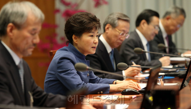 박근혜 대통령이 10일 오전 청와대에서 대통령 수석비서관회의를 주재하고 있다. 박대통령은 서울시 공무원 간첩사건의 국정원 증거조작과 관련 검찰의 엄정수사와 채임자 처벌등, 국민의 의혹이 한점 없도록하라고 말했다. 박현구 기자phko@heraldcorp.com
박근혜 대통령이 10일 오전 청와대에서 대통령 수석비서관회의를 주재하고 있다. 박대통령은 서울시 공무원 간첩사건의 국정원 증거조작과 관련 검찰의 엄정수사와 채임자 처벌등, 국민의 의혹이 한점 없도록하라고 말했다. 박현구 기자phko@heraldcorp.com
박근혜 대통령이 20일 오후 민관합동규제개혁 점검회의를 직접 주재해 규제 철폐를 위한 끝장 토론을 벌인다. 사진은 박 대통령이 지난 10일 청와대 수석비서관회의를 주재하는 모습. 박 대통령은 이 자리에서 “쓸데없는 규제는 우리가 쳐부숴야 할 원수이며 암 덩어리”라고 지적했다.  [헤럴드경제DB]