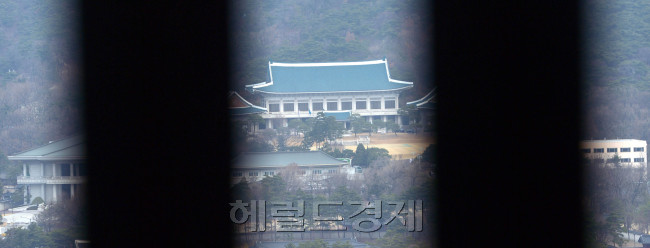 20일 청와대에서는 박근혜 대통령 주재로 '규제개혁장관회의 및 민관합동규제개혁 점검회의'가 열린다. 경제활성화와 일자리창출을 위한 민간부문 규제가 바로 서기를 바란다. 사진은 서울 세종로 정부 서울청사에서 바라본 청와대 모습이다.<br />김명섭 기자 msiron@heraldcorp.com