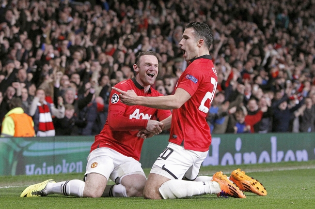 Manchester United’s Robin van Persie (right) celebrates with Wayne Rooney after scoring his hat trick on Wednesday.   AP-Yonhap