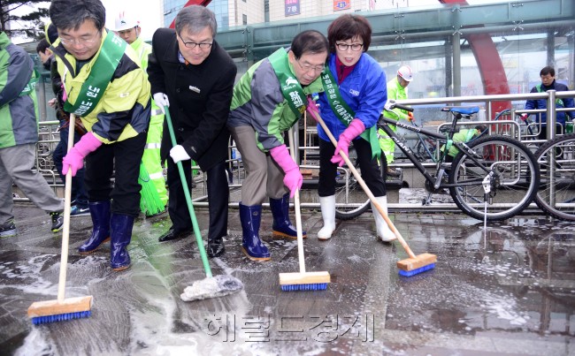 박원순 서울시장이 20일 오전 서울 은평구 연신내역 인근에서 은평구 주민, 점포주 등 시민들과 함께 겨우내 쌓인 먼지를 제거하는 봄맞이 대청소를 하고 있다. 서울시는 25개 자치구 공무원을 비롯해 약 6만여명이 서울 곳곳에서 봄맞이 대청소에 참여한다고 밝혔다.