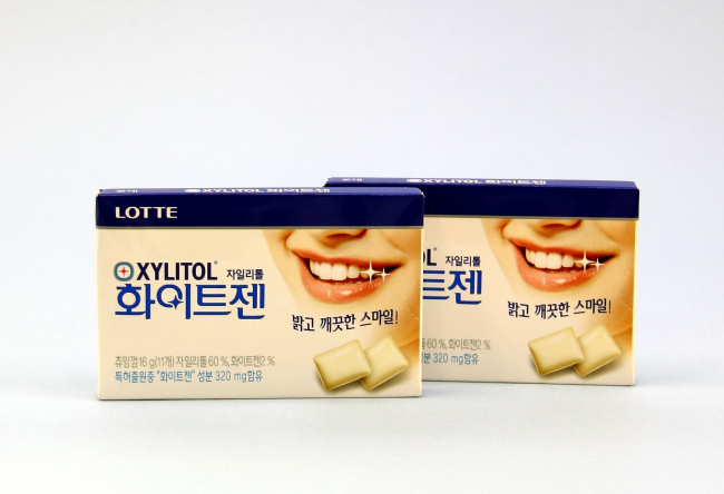 롯데제과는 치아미백 효과와 충치 예방에 도움을 주는 ‘화이트젠’(16g) 껌을 새로 선보였다.
‘화이트젠’ 추잉껌은 특허물질인 ‘화이트젠’이 함유(320㎎)돼 치아미백에 도움을 주는 제품이다. 임상실험 결과 붙이는 치아미백제와 비교해서 50% 이상의 미백효과가 입증된 제품이다. 또 자일리톨이 함유돼 있어 치아건강에도 도움을 준다고 회사측은 설명했다.