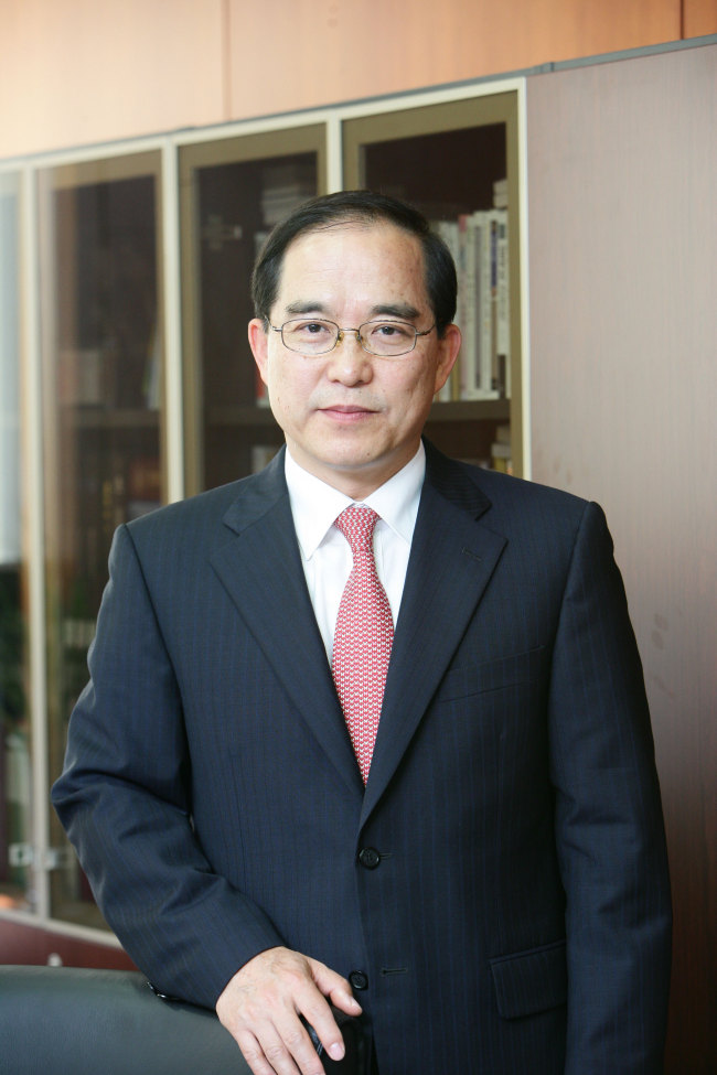 서태환(금융인/하이투자증권대표이사사장)
현대중공업그룹 하이투자증권은 20일 부산MBC 롯데아트홀에서 제26기 정기주주총회를 개최하고 서태환 사장 재선임을 포함한 사내이사 선임안, 정관 변경 등의 안건을 원안대로 의결했다.