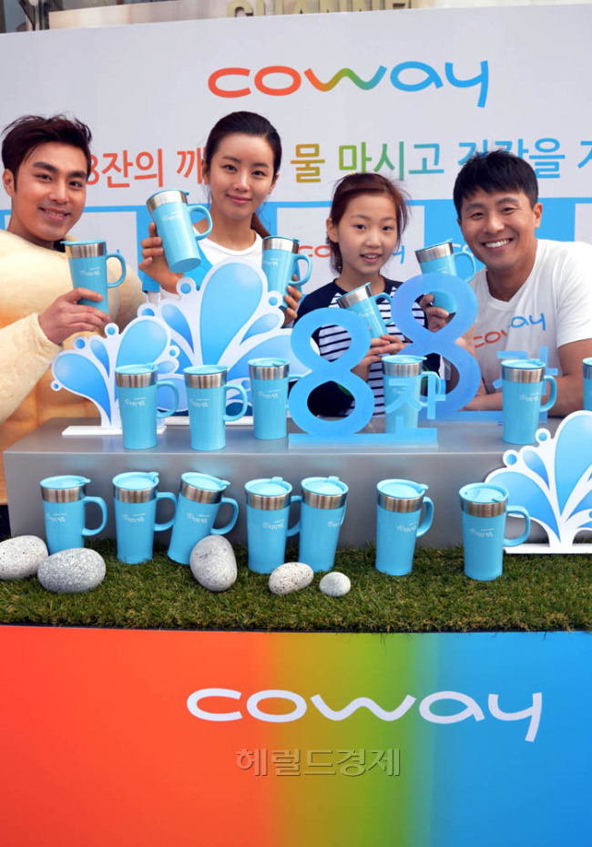 코웨이는 세계 물의 날(3월 22일)을 앞두고 20일 서올 청계천 광장 인근에서 물의 중요성을 알리고 생활속 물 마시기 습관 형성을 돕기 위해 시민들에게 코웨이텀블러를 제공했다.