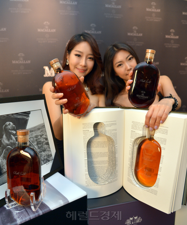 20일 오전 에드링턴 코리아가 서울 충무로 갤러리 이룸에서 위스키 ‘맥캘란 마스터 오브 포토그라피4’를 선보였다.
이 제품은 맥캘란 위스키가 저명한 사진작가 엘리엇 어윗과 함께 내놓은 한정판 위스키 시리즈로 맥캘란이 엄선한 58가지 싱글 캐스크 위스크와 작가 엘리엇 어윗이 스콜틀랜드를 여행아며 찍은 사진들을 패키지에 담았다.
이번 시리즈는 총 58개 에디션으로 구성 됐으며, 각 에디션 별로 35병씩 존재하며, 국내에는 단 10병만 판매된다. 가격은 220만원이다.