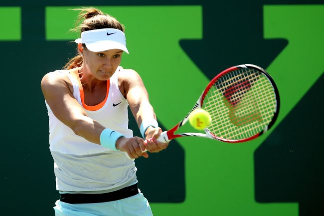 Lauren Davis returns a shot to Shuai Zhang on Wednesday.   AFP-Yonhap