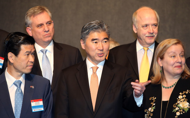 Sung Kim (center at front row), AMCHAM chairman James Kim (left) and AMCHAM president Amy Jackson pose at the general membership meeting in Seoul on Thursday.   Yonhap