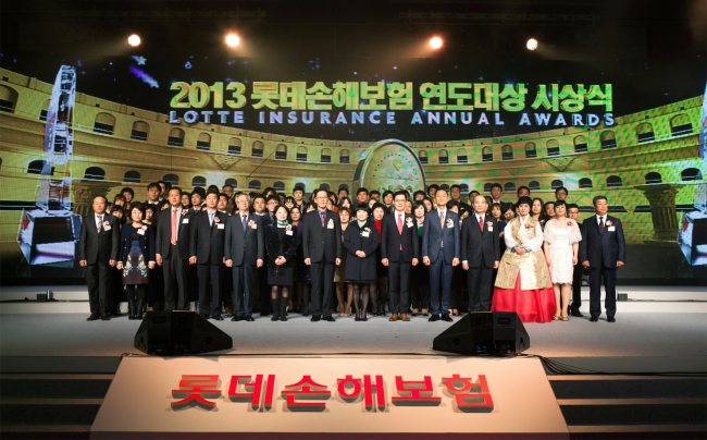롯데손해보험은 20일 서울 잠실 소재 롯데호텔에서 ‘2013 롯데손해보험 연도대상 시상식’을 개최했다고 밝혔다.
이날 시상식에는 총 80명의 수상자와 가족, 임원직원 등 320여명이 참석하 가운데 판매왕상에는 전북지역단 전북지역단직할팀의 유범수씨가, 판매대상에는 수원지역단 수원지점의 이경자씨가 차지했다.