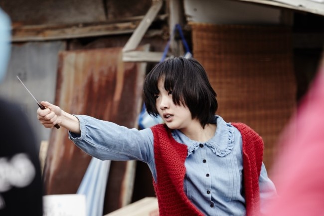 김고은(영화배우)
Han Gong-ju is a 17-year-old girl who starts a new life in a new school, leaving everything behind in her hometown. She makes new friends and begins to sing again, which she gave up after going through a traumatic event in the past. But everything changes when the parents of her old classmates visit Gong-ju out of the blue. The debut feature by director Lee Su-jin won numerous awards from international film festivals, including Rotterdam and Marrakech.