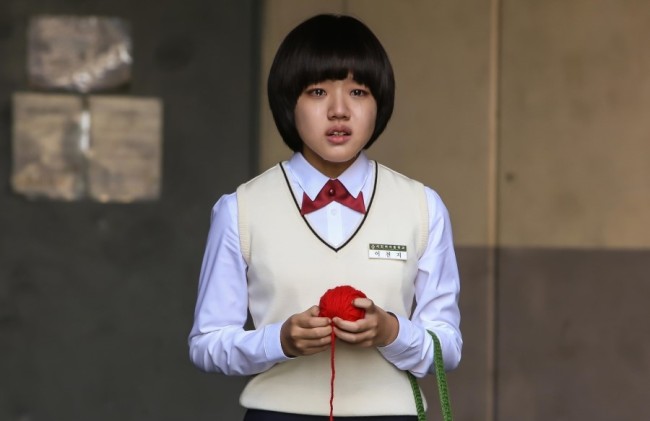 김향기(탤런트/영화배우)
Han Gong-ju is a 17-year-old girl who starts a new life in a new school, leaving everything behind in her hometown. She makes new friends and begins to sing again, which she gave up after going through a traumatic event in the past. But everything changes when the parents of her old classmates visit Gong-ju out of the blue. The debut feature by director Lee Su-jin won numerous awards from international film festivals, including Rotterdam and Marrakech.