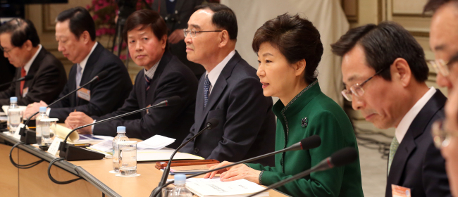 President Park Geun-hye speaks at a nationally televised meeting on deregulation with business leaders and economy-related ministers at Cheong Wa Dae on Thursday.   Park Hyun-koo/The Korea Herald