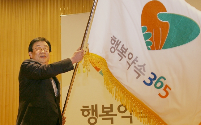 동부화재는 지난 19일 경기도 곤지암 소재 인재개발원에서 김정남 사장을 비롯 7개 사업부문 부문장 및 차세대 다이나믹리더 등 200여명의 임직원이 참석한 가운데‘행복약속 365’라는 SI(Service Identity) 선포식을 가졌다고 밝혔다.
이번 행사는 올 한해 고객서비스 방향을 공유하고 현장 중심 실천계획을 수립하기 위한 차원이다.