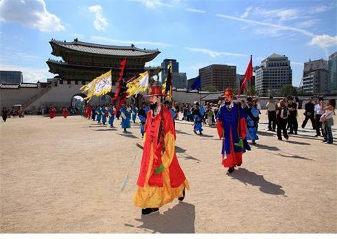 문화재청(청장 나선화)과 한국문화재보호재단(이사장 김종진)는 오는 30일 오후 2시 경복궁 흥례문 앞에서 수문장을 왕이 친히 행차해 낙점,임명한 뒤 축하해 주는 ‘경복궁 수문장 임명식’을 재현한다.