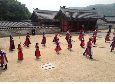 문화재청(청장 나선화)과 한국문화재보호재단(이사장 김종진)는 오는 30일 오후 2시 경복궁 흥례문 앞에서 수문장을 왕이 친히 행차해 낙점,임명한 뒤 축하해 주는 ‘경복궁 수문장 임명식’을 재현한다.