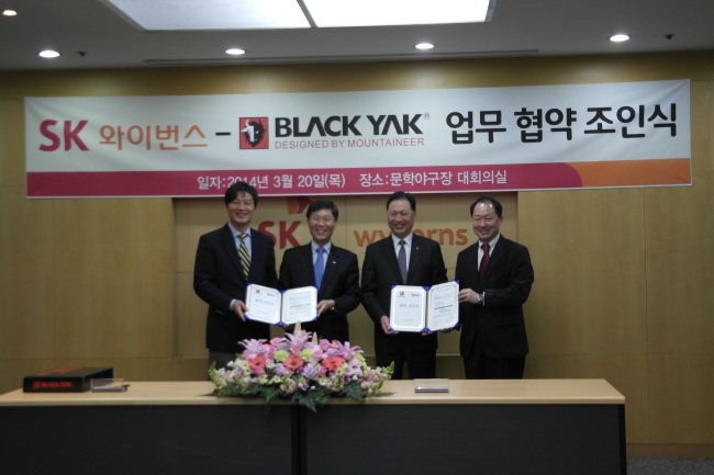 왼쪽부터 블랙야크마케팅본부장신재훈이사_SK와이번스임원일사장_블랙야크강태선회장_SK와이번스장순일본부장 [사진제공=블랙야크]