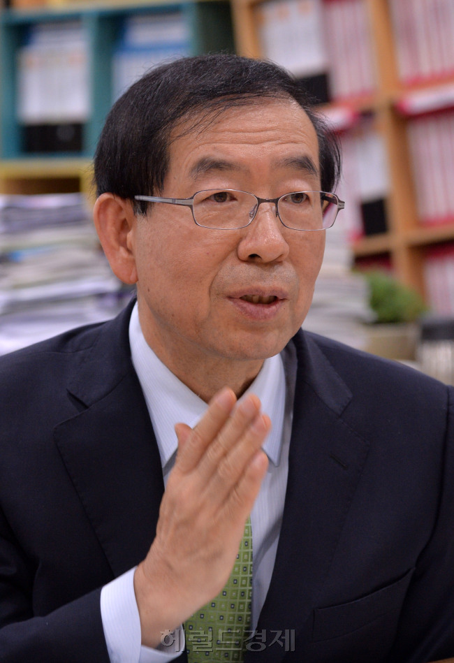 박원순 서울시장 인터뷰.<br />이상섭 기자. babtong@heraldcorp.com 2014.03.20
박원순 서울시장 인터뷰.
이상섭 기자. babtong@heraldcorp.com 2014.03.20
박원순 서울시장 인터뷰.
이상섭 기자. babtong@heraldcorp.com 2014.03.20