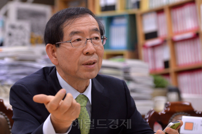 박원순 서울시장 인터뷰.<br />이상섭 기자. babtong@heraldcorp.com 2014.03.20
박원순 서울시장 인터뷰.
이상섭 기자. babtong@heraldcorp.com 2014.03.20