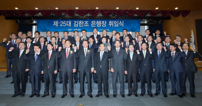 김한조(앞줄 왼쪽 다섯번째) 신임 외환은행장이 21일 서울 을지로 본사에서 열린 취임식에서 김정태(〃 네번째) 하나금융그룹 회장 등과 화이팅을 외치고 있다. [사진제공=외환은행]