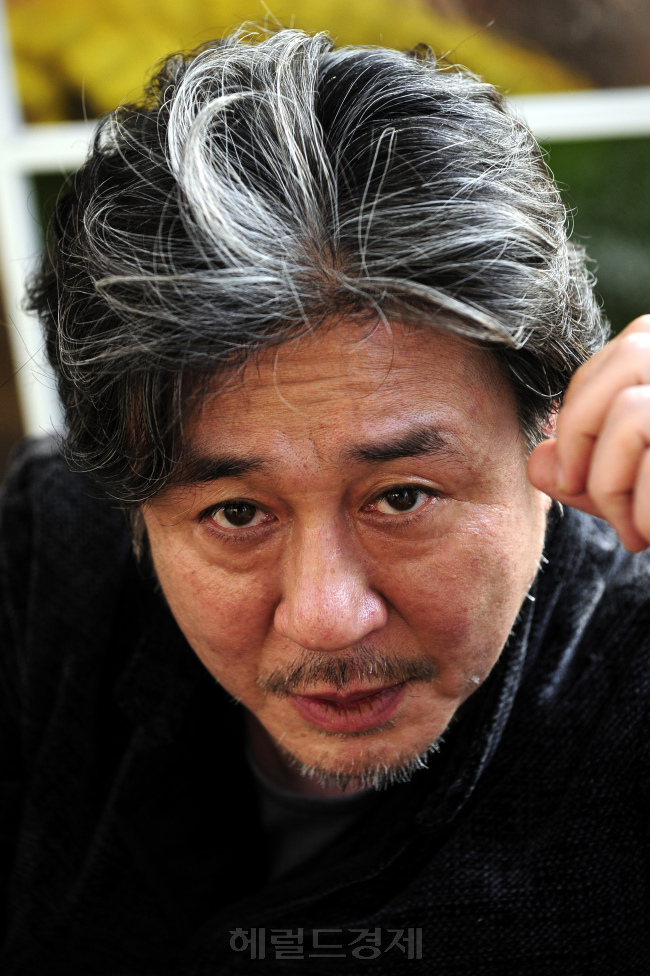 영화 '범죄와의 전쟁' 주연 배우 최민식. 박해묵 기자/mook@heraldm.com
영화 '범죄와의 전쟁' 주연 배우 최민식. 박해묵 기자/mook@heraldm.com