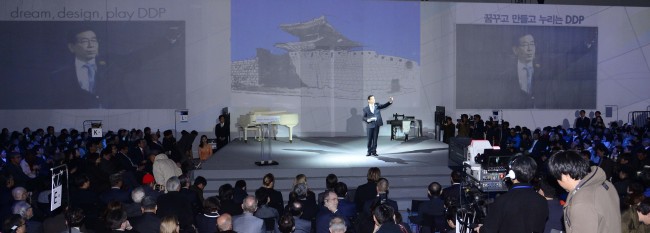 박원순 서울시장이 21일 오전 세계 최대 규모의 3차원 비정형 건축물인 동대문디자인플라자(DDP) 개관식에서 인사말을 하고 있다. 이번 개관식에 지역주민, 동대문상인, 디자인ㆍ패션ㆍ문화계 인사, DDP 설계ㆍ공사ㆍ감리 관계자, 해외 디자인계 인사 등 900여명이 참석했다. 박해묵 기자/mook@heraldcorp.com
Seoul Mayor Park Won-soon makes a remark at the opening ceremony of Dongdaemun Design Park in western Seoul. With a grandiose and futuristic design by Pritzker-winning architect Zaha Hadid, the DDP will offer various exhibitions and design programs around the clock.   Park Hae-mook/The Korea Herald