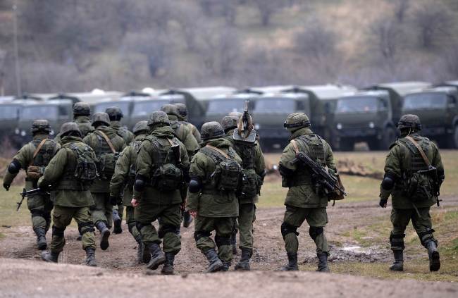 Russian soldiers patrol the area surrounding the Ukrainian military unit in Perevalnoye, outside Simferopol, Ukraine, Thursday.   AFP-Yonhap