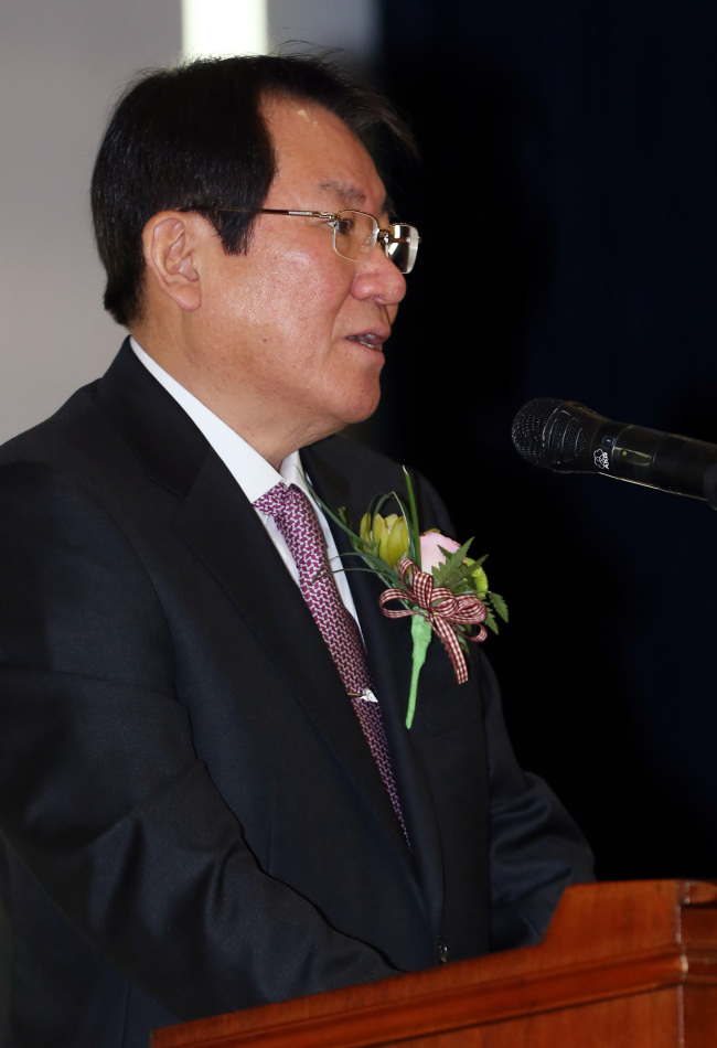 김한조(금융인/외환은행은행장)
The new head of the Korea Exchange Bank has vowed to reinforce currency trading services as a part of its effort to reverse the bank’s weakening profitability and regain its market credibility.
Korea Exchange Bank CEO Kim Han-jo.   Yonhap