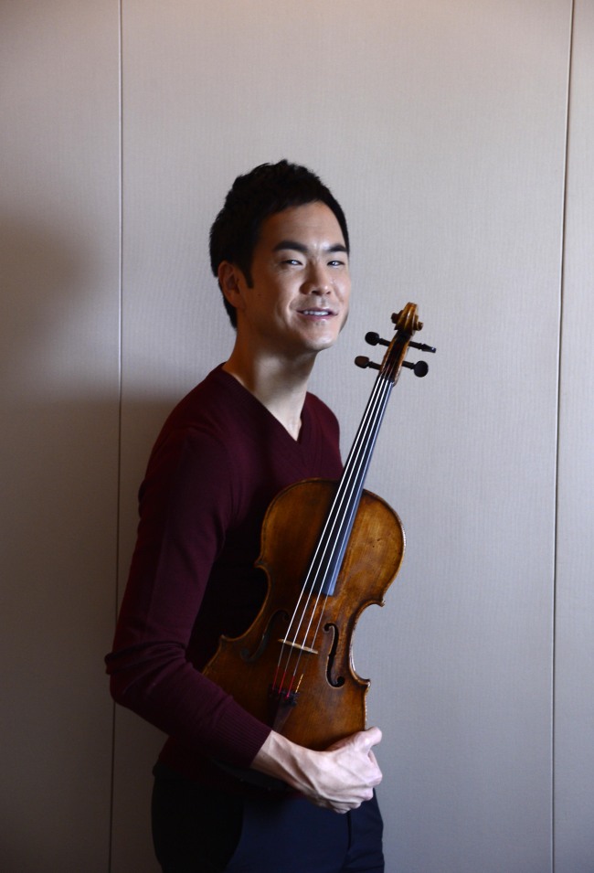 리처드용재오닐(RichardYongjaeONeill/비올리스트/앙상블디토)
Inside of the case that houses violist Richard Yongjae O’Neill’s 18th century Matteo Goffriller ex-Trampler wrapped up in an orange-and-white horse pattern Hermes scarf are several photographs placed in a row.