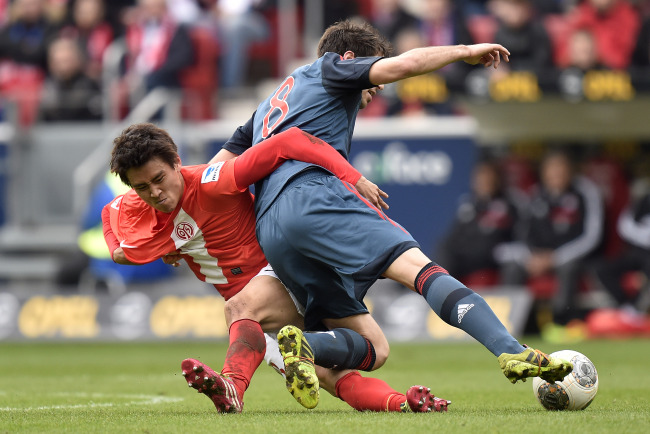 <YONHAP PHOTO-0032> Mainz's Koo Ja-cheol of South Korea, left, and Bayern's Javier Martinez of Spain challenge for the ball during the German Bundesliga soccer match between FSV Mainz 05 and Bayern Munich in Mainz, Germany, Saturday, March 22, 2014. (AP Photo/Martin Meissner)/2014-03-23 00:38:11/ <저작권자 ⓒ 1980-2014 ㈜연합뉴스. 무단 전재 재배포 금지.>
Mainz’s Koo Ja-cheol (left) and Bayern’s Javier Martinez challenge for the ball on Saturday.   AP-Yonhap