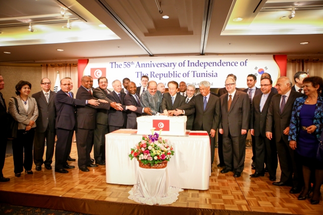 Tunisian Ambassador to South Korea Mohamed Ali Nafti (center) poses for a group photo with a government official and foreign envoys during a reception celebrating the 58th anniversary of the country’s independence in Seoul on Thursday.