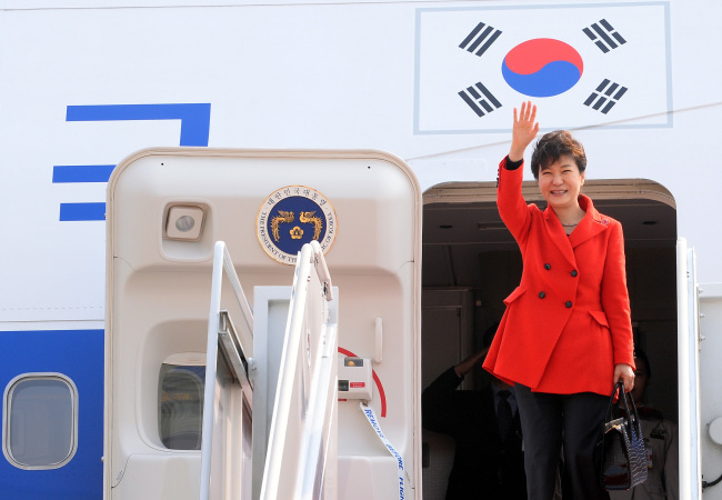 President Park Geun-hye waves as she embarks on her seven-day trip to the Netherlands and Germany at the Seoul Military Airport in Seongnam, Gyeonggi Province, Sunday. (Park Hyun-koo/The Korea Herald)