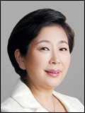 현정은(기업인/현대그룹회장)
현정은<사진>현대그룹 회장이 경제사절단으로 박근혜 대통령의 독일 순방에 동행했다. 현 회장은 이번 독일을 포함해 7차례 진행된 대통령의 해외순방 중 유럽을 제외한 6번의 일정을 모두 함께 했다.