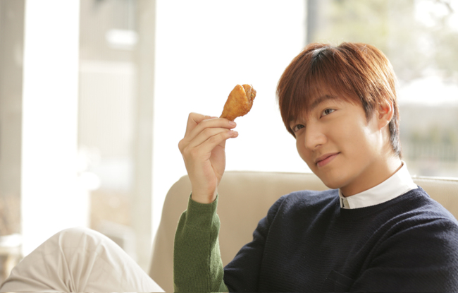 이민호(탤런트/영화배우)
교촌에프앤비는 최근 배우 이민호를 광고모델로 선정했다. 올해 동남아시아 및 중국에 활발한 해외진출을 계획하고 있는 교촌은 이민호의 영향력이 해외사업에 가속도를 붙여줄 것으로 기대하고 있다.