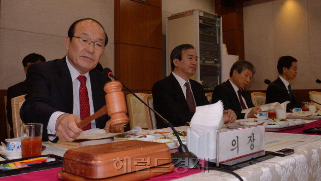 24일 오전 서울 마포구 염리동 국민건강보험공단에서 열린 2014년 제2회 임시이사회에서 김종대국민건강보험공단 이사장이 의사봉을 두드리고 있다. 이날 이사회에서는 국내외 담배회사들을 상대로 흡연 피해에 대한 손해배상을 요구하는 이른바 '담배소송'의 규모를 논의할 것으로 알려졌다.<br />이상섭 기자. babtong@heraldcorp.com 2014.03.24
24일 오전 서울 마포구 염리동 국민건강보험공단에서 열린 2014년 제2회 임시이사회에서 김종대국민건강보험공단 이사장이 의사봉을 두드리고 있다. 이날 이사회에서는 국내외 담배회사들을 상대로 흡연 피해에 대한 손해배상을 요구하는 이른바 '담배소송'의 규모를 논의할 것으로 알려졌다.
이상섭 기자. babtong@heraldcorp.com 2014.03.24
24일 오전 서울 염리동 국민건강보험공단에서 열린 ‘2014년 제2회 임시이사회’에서 김종대 건보공단 이사장이 의사봉을 두드리고 있다. 이날 이사회에서는 국내외 담배회사들을 상대로 흡연 피해에 대한 손해 배상을 요구하는 ‘담배 소송’의 규모를 정했다.  이상섭 기자/babtong@